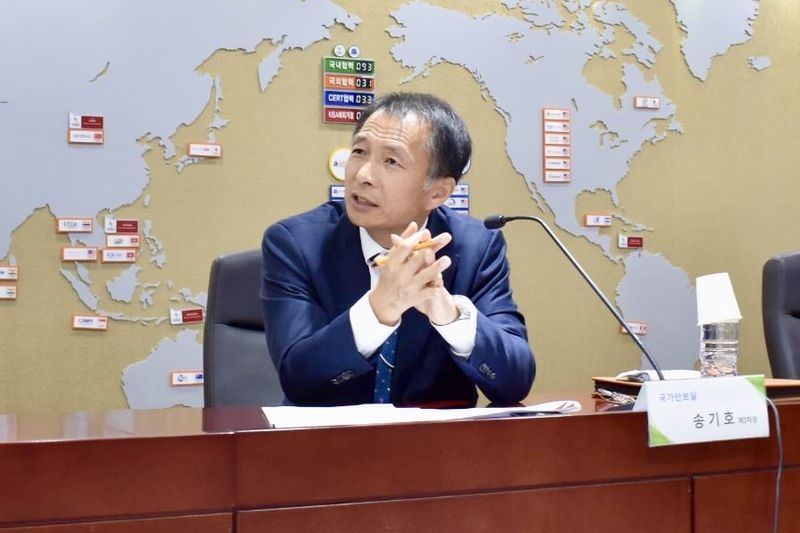송기호 국가안보실 제3차장이 23일 서울 송파구 한국인터넷진흥원에 마련된 민·관·군 합동 사이버상황실을 방문해 연휴기간 사이버위협 모니터링 및 비상대응체계를 점검하고 있다. 청와대 제공