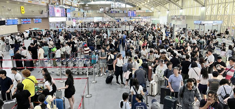 지난 7월 31일 오전 부산 강서구 김해국제공항 국제선 청사에 휴가철을 맞아 해외로 떠나는 관광객들과 유네스코 세계유산위원회 폐막으로 본국으로 돌아가려는 인원이 몰려들어 북새통을 이루고 있다. 뉴시스