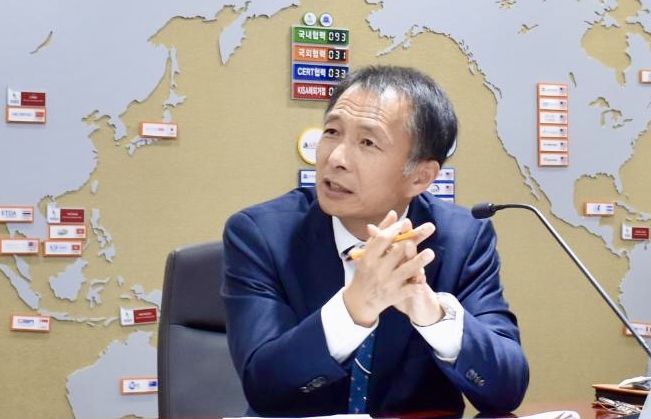 송기호 국가안보실 3차장이 지난달 23일 한국인터넷진흥원에 마련된 민·관·군 합동 사이버상황실을 찾아 추석 연휴기간 사이버위협 모니터링 및 비상대응 체계를 점검하고 있다. 청와대 제공