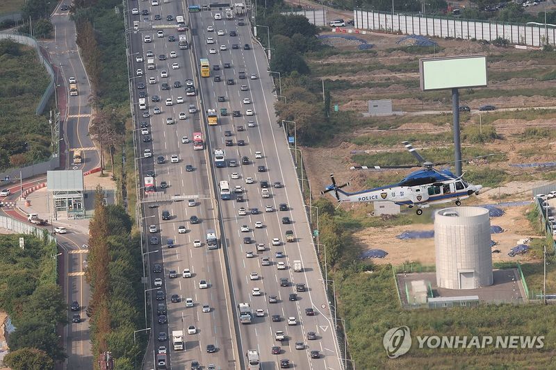 추석 연휴 앞둔 신갈 분기점 인근 경부고속도로 상황은? (출처=연합뉴스)