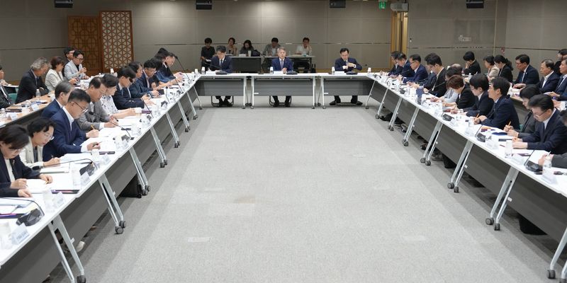 민형배 전남광주통합특별시장(광주특별시장·앞쪽 한 가운데)이 23일 무안청사 왕인실에서 제2회 공공기관장 회의를 주재하고 있다. 광주특별시 제공