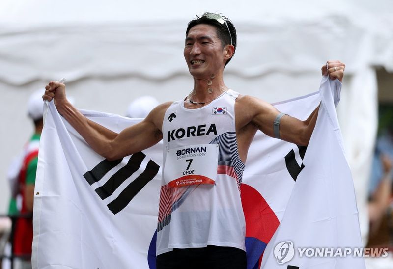 태극기를 자랑스럽게 든 최병광. 연합뉴스