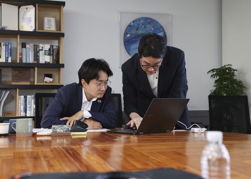 서울 노원구청에서 지난 16일 진행된 인공지능(AI) 기반 소통·협업 솔루션 '브리티웍스(Brity Works)' 시연 및 발표회에서 구청 직원이 설명을 듣고 있다.