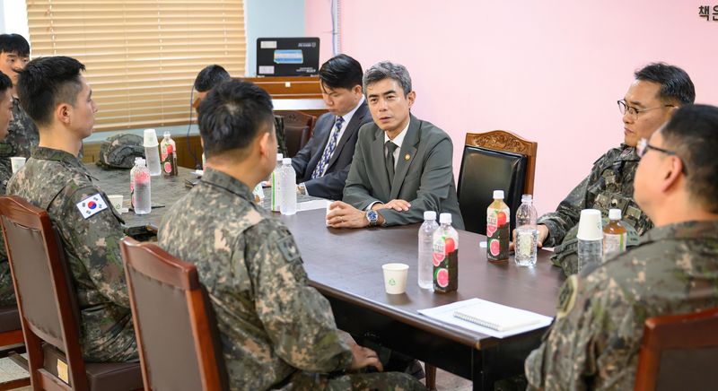 23일 오후, 강신철 국방부장관이 육군 제25보병사단 근무 장병들과 간담회를 갖고 있다. 국방부 제공