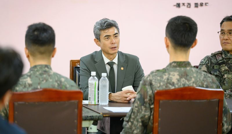 23일 오후, 강신철 국방부장관이 육군 제25보병사단 근무 장병들과 간담회를 갖고 있다. 국방부 제공