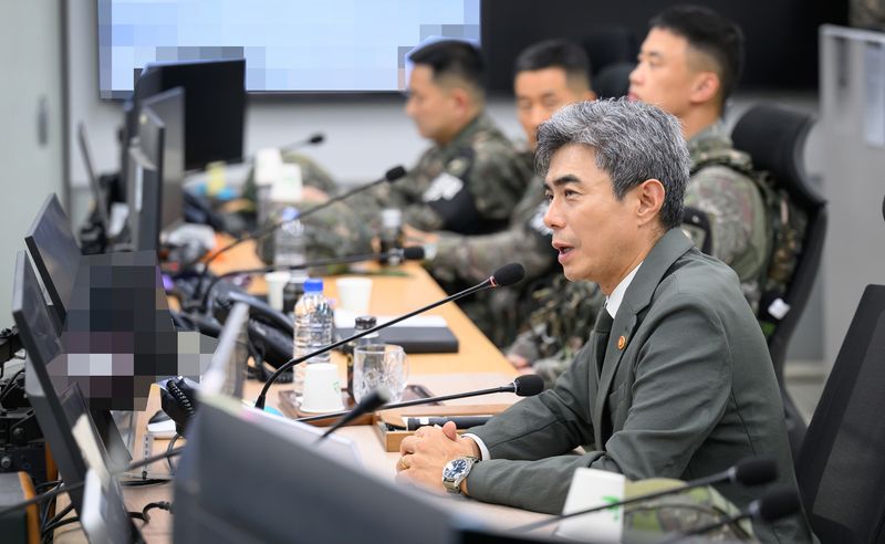 강신철 국방부 장관이 취임 후 첫 현장지도로 지난 23일 육군 제25사단을 방문해 군사 대비태세를 점검하고 있다. 국방부 제공