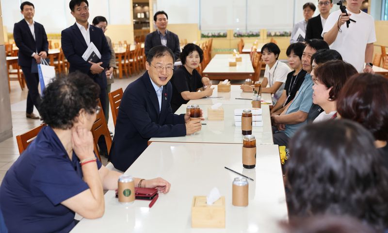 김상욱 울산시장이 추석 연휴를 하루 앞둔 23일 시청 구내식당을 찾아 직원과 명절 인사를 나누고 근무 환경 등의 의견을 청취하고 있다. 울산시 제공