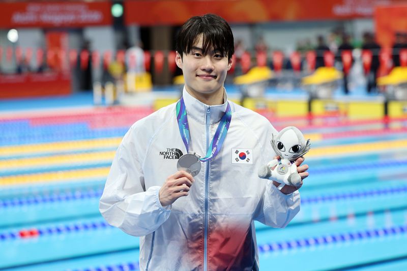 [도쿄(일본)=뉴시스] 김금보 기자 = 23일(현지 시간) 오후 일본 도쿄도 고토구 도쿄아쿠아틱스센터에서 열린 2026 아이치·나고야 아시안게임 경영 남자 자유형 200m 시상식에서 은메달을 획득한 한국 황선우가 기념촬영을 하고 있다. 2026.06.23. kgb@newsis.com