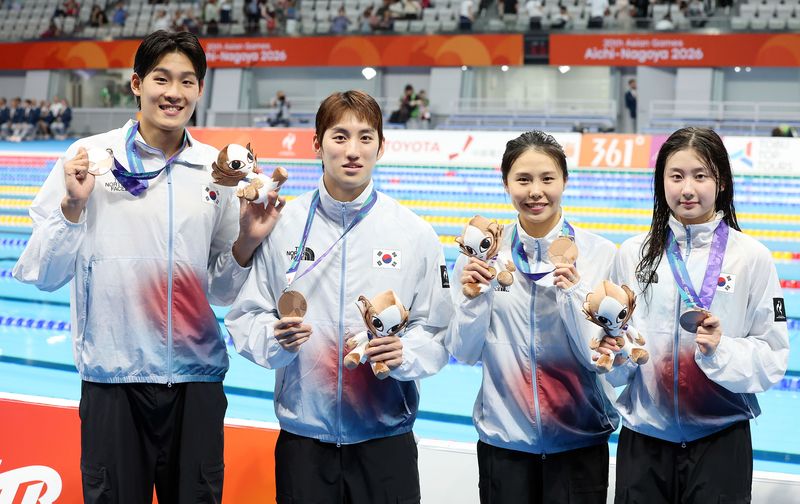 [도쿄(일본)=뉴시스] 김금보 기자 = 23일(현지 시간) 오후 일본 도쿄도 고토구 도쿄아쿠아틱스센터에서 열린 2026 아이치·나고야 아시안게임 경영 혼성 혼계영 400m 시상식에서 동메달을 획득한 김승원, 최동열, 안세현, 김영범이 포즈를 취하고 있다. 2026.06.23. kgb@newsis.com