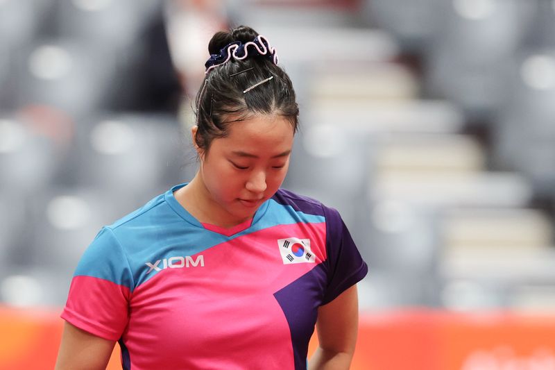 23일 일본 아이치현 스카이홀에서 열린 2026 아이치·나고야 아시안게임 탁구 여자단체 준결승 대한민국과 일본의 경기. 대한민국 신유빈이 일본 하야타 히나에게 세개의 세트를 모두 내준 뒤 아쉬워하고 있다. /사진=연합뉴스