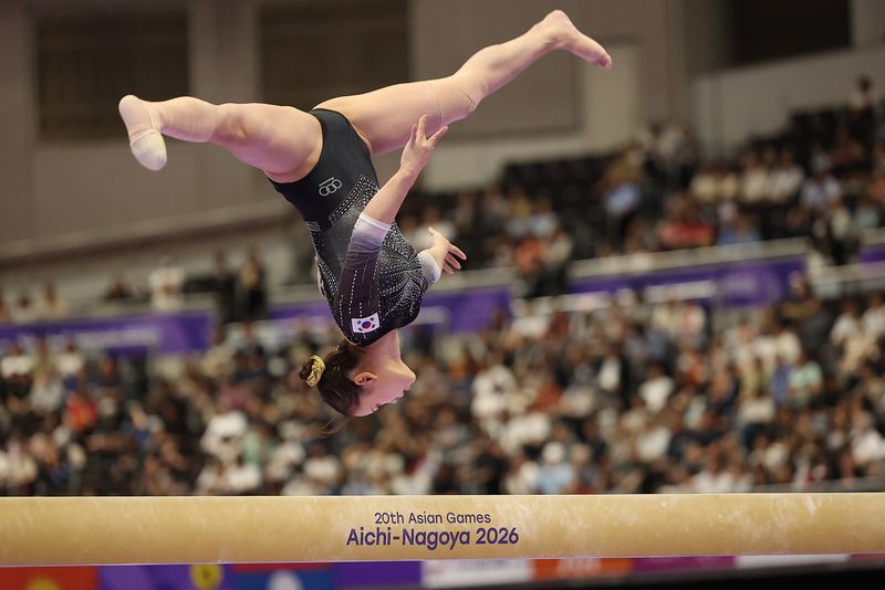 23일 일본 나고야 종합체육관 레인보우홀에서 열린 2026 아이치·나고야 아시안게임 기계체조 여자 단체전 결승에서 한국 여서정이 평균대 연기를 펼치고 있다. /사진=연합뉴스