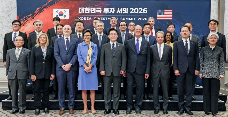 이재명 대통령이 23일(현지시간) 미국 뉴욕 한 호텔에서 열린 '대한민국 투자 서밋 2026' 행사에 앞서 참석자들과 기념촬영을 하고 있다. 앞줄 왼쪽부터 위성락 국가안보실장, 제니 존슨 프랭클린 템플턴 CEO, 엠마누엘 로만 핌코 CEO, 제인 프레이저 씨티그룹 CEO, 이재명 대통령, 래리 핑크 블랙록 회장, 티모시 가이트너 워버그 핀커스 회장, 이형일 부총리, 강경화 주미대사. 연합뉴스