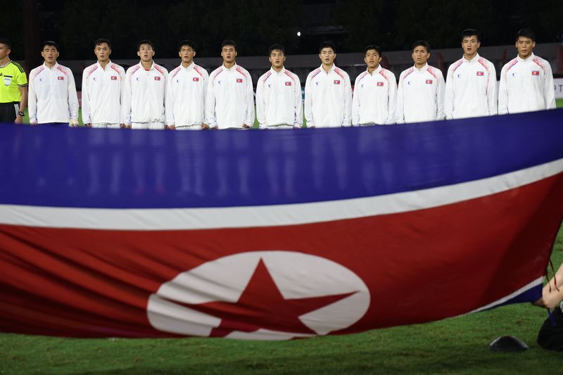 북한 축구대표팀 선수들이 16일 오후 일본 아이치현 가리야 웨이브 스타디움에서 열린 2026 아이치·나고야 아시안게임 남자축구 B조 1차전 중국과의 경기를 앞두고 국기에 대한 경례를 하고 있다. 2026.9.16 ⓒ 뉴스1 김민지 기자