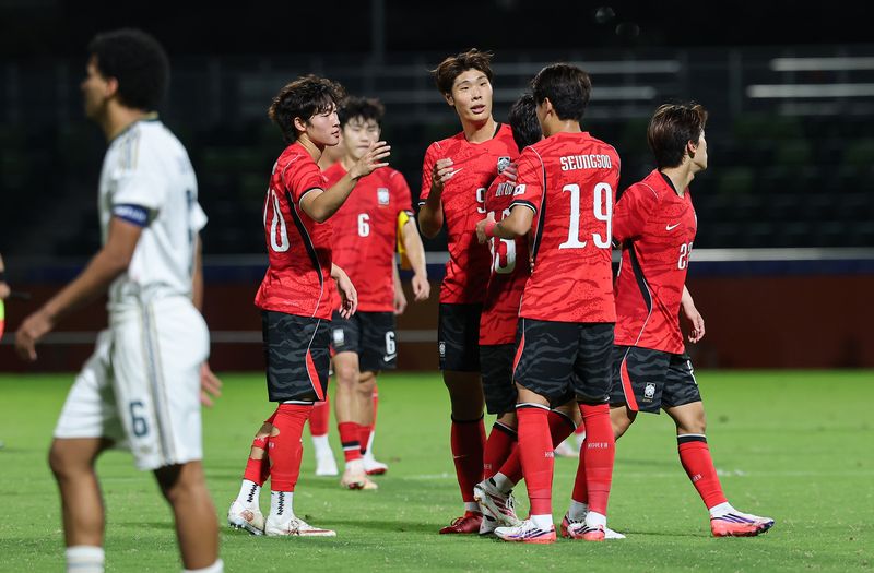 22일 오후 일본 나고야 미즈호공원 럭비경기장에서 열린 2026 아이치·나고야 아시안게임 남자축구 D조 예선 대한민국과 사우디아라비아의 경기, 대한민국 선수들이 2대0 승리 후 기쁨을 나누고 있다. 2026.9.22 ⓒ 뉴스1 김도우 기자