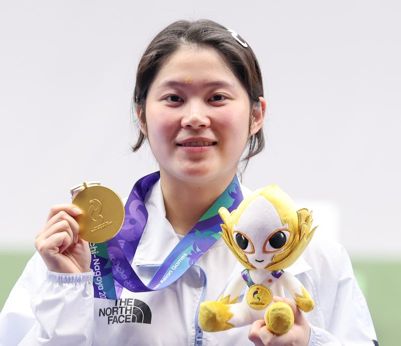 추가은이 지난 23일 일본 아이치현 종합사격장에서 열린 2026 아이치·나고야 아시안게임 사격 여자 10m 공기권총 개인전 시상식에서 금메달을 들어 보이고 있다. 뉴스1