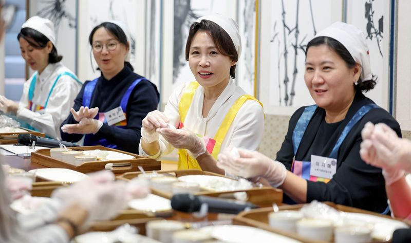 이재명 대통령과 뉴욕을 방문 중인 김혜경 여사가 23일(현지시간) 뉴욕한국문화원에서 열린 뉴욕가정상담소와 함께하는 추석맞이 송편 빚기 행사에서 참석자들과 송편을 빚고 있다. 연합뉴스