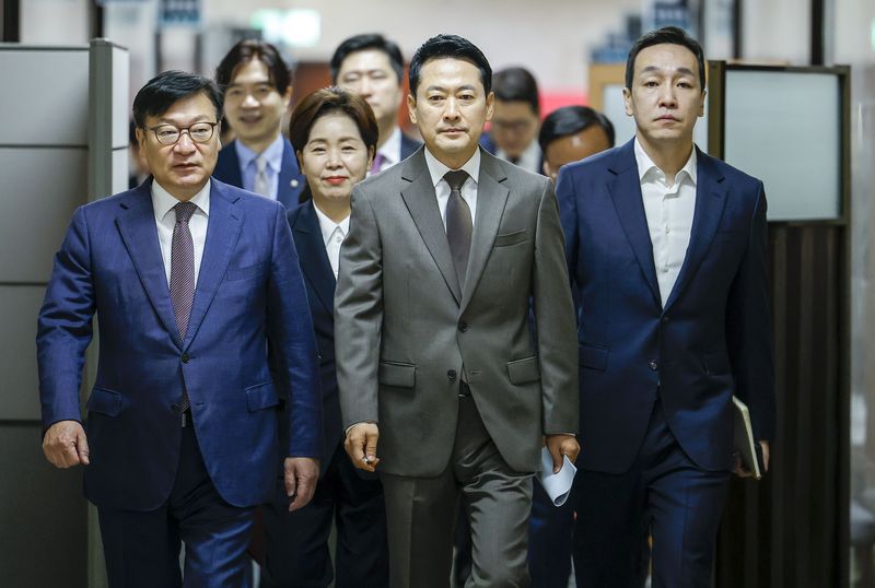 [서울=뉴시스] 정병혁 기자 = 장동혁 국민의힘 대표를 비롯한 지도부가 21일 서울 여의도 국회에서 열린 최고위원회의에 참석하고 있다. 2026.09.21. jhope@newsis.com