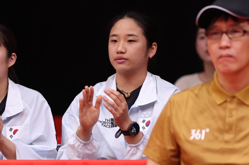 [이치노미야(일본)=뉴시스] 황준선 기자 = 22일(현지시간) 일본 아이치현 이치노미야시립 종합체육관에서 열린 2026 아이치·나고야 아시안게임 배드민턴 여자 단체 8강전 대한민국과 말레이시아의 경기, 한국 안세영이 경기를 지켜보고 있다. 2026.09.22. hwang@newsis.com
