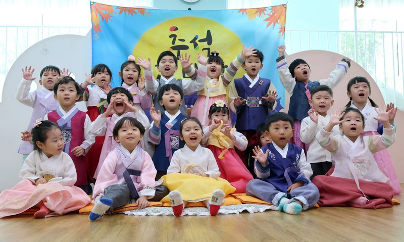 [인천=뉴시스] 전진환 기자 = 추석 명절을 앞둔 17일 오전 인천 미추홀구 정부인천지방합동청사 초롱어린이집에서 어린이들이 한복을 입고 추석 인사를 하고 있다. 2026.09.17. amin2@newsis.com