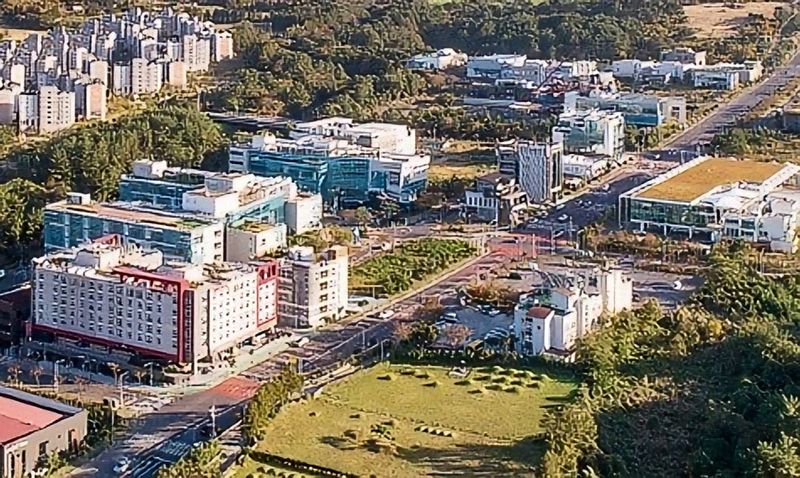 제주첨단과학기술단지 내 기업·연구시설 일대. 2025년 기준 이 단지에는 193개 기업이 입주해 있으며 생산액은 1조505억원, 고용 인원은 3587명이다. 사진=제주국제자유도시개발센터 제공