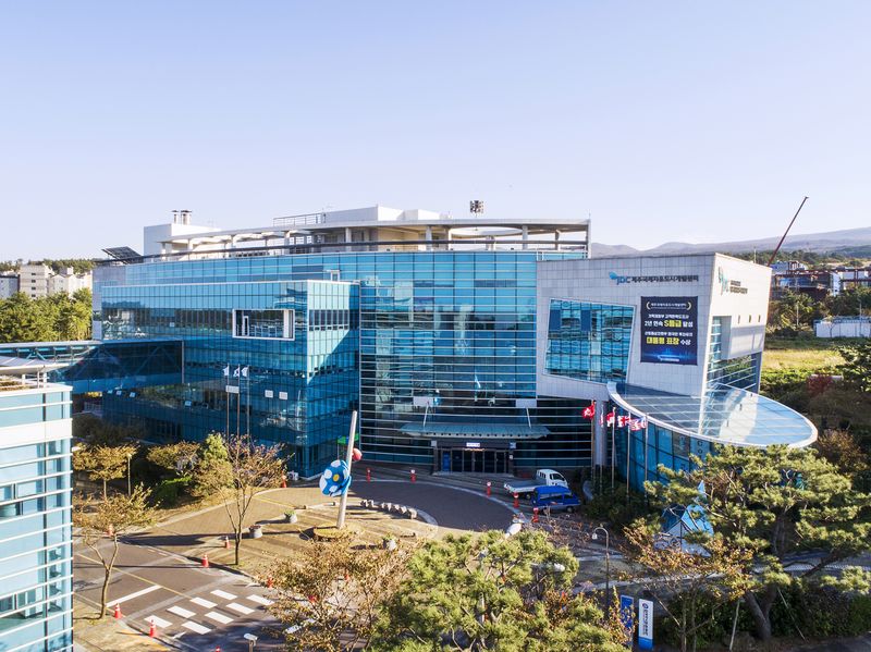 제주첨단과학기술단지 내 제주국제자유도시개발센터(JDC) 전경. JDC가 지난해 이음일자리 사업으로 시범 운영한 ‘나눔배움지원단’ 직무는 올해 보건복지부 정규 노인일자리 사업인 노인역량활용형으로 편성됐다. 사진=JDC 제공