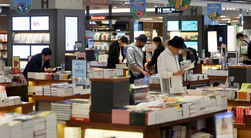 서울 종로구 교보문고 광화문점에서 시민들이 책을 읽는 모습. 뉴시스
