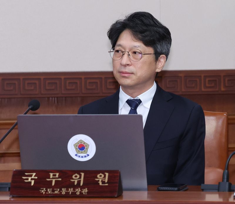 [서울=뉴시스] 조수정 기자 = 국토교통부 장관 취임을 앞둔 홍지선 국토교통부 2차관이 22일 오전 서울 종로구 정부서울청사에서 열린 국무회의에 참석하고 있다. 2026.09.22. chocrystal@newsis.com