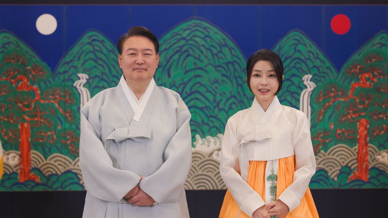 [서울=뉴시스] 윤석열 전 대통령과 김건희 여사가 지난해에 이어 두 번째로 각각 구치소에서 추석 연휴를 맞았다. 연휴 첫날 윤 전 대통령은 떡국과 소불고기 등을, 김 여사는 쇠고기뭇국과 고추잡채·꽃빵 등을 먹는다. 사진은 지난 2023년 추석 인사를 전하는 윤 전 대통령과 김 여사. 2026.09.24.