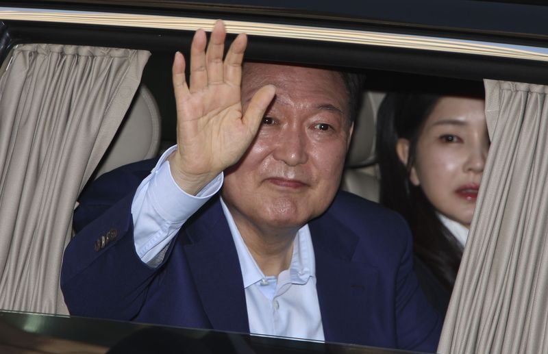 [서울=뉴시스] 황준선 기자 = 윤석열 전 대통령과 김건희 여사가 지난해에 이어 두 번째로 각각 구치소에서 추석 연휴를 맞았다. 연휴 첫날 윤 전 대통령은 떡국과 소불고기 등을, 김 여사는 쇠고기뭇국과 고추잡채·꽃빵 등을 먹는다. 사진은 지난해 4월 11일 윤 전 대통령이 서울 용산구 한남동 관저를 나서며 지지자들에 인사하는 모습. 윤 전 대통령 오른쪽은 김건희 여사. (공동취재) 2026.09.24. photo@newsis.com