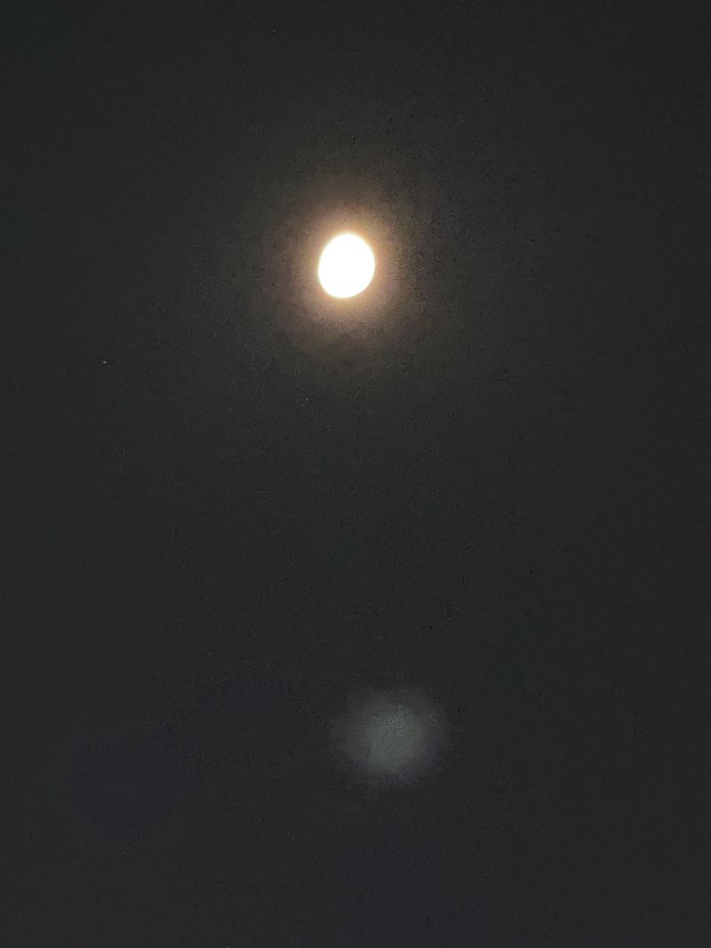 지난 23일 포착된 달 모습. 사진=강구귀 기자