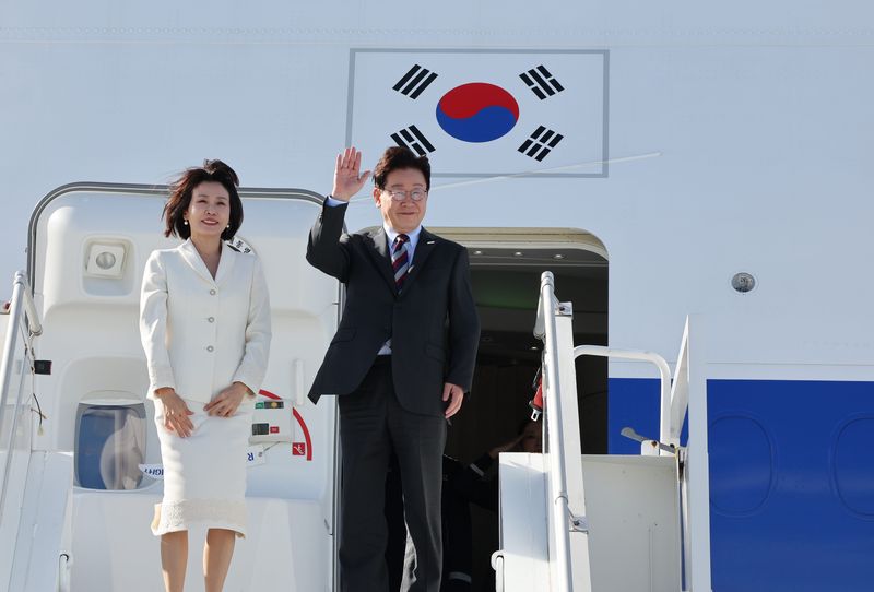 유엔총회 관련 일정을 마친 이재명 대통령과 김혜경 여사가 23일(현지 시간) 미국 뉴욕 JFK 국제공항에서 멕시코로 출발하며 인사하고 있다. 뉴시스