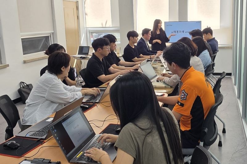 22일 제주도청 제2청사 1층 ‘AI해봄마루’에서 제주도 공직자들이 노트북을 이용해 생성형 인공지능 활용 교육을 받고 있다. 제주도는 정기교육과 상주강사 상담, 부서별 맞춤교육을 결합한 상시학습 체계를 운영한다. 사진=제주특별자치도 제공