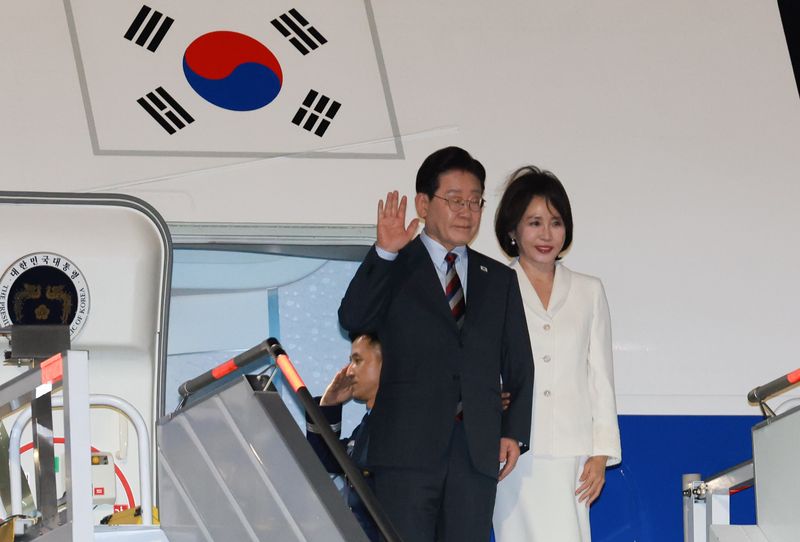 멕시코 국빈방문 일정에 나선 이재명 대통령과 김혜경 여사가 지난 23일(현지시간) 펠리페 앙헬레스 국제공항에 도착해 환영객들에게 인사하고 있다. 뉴스1
