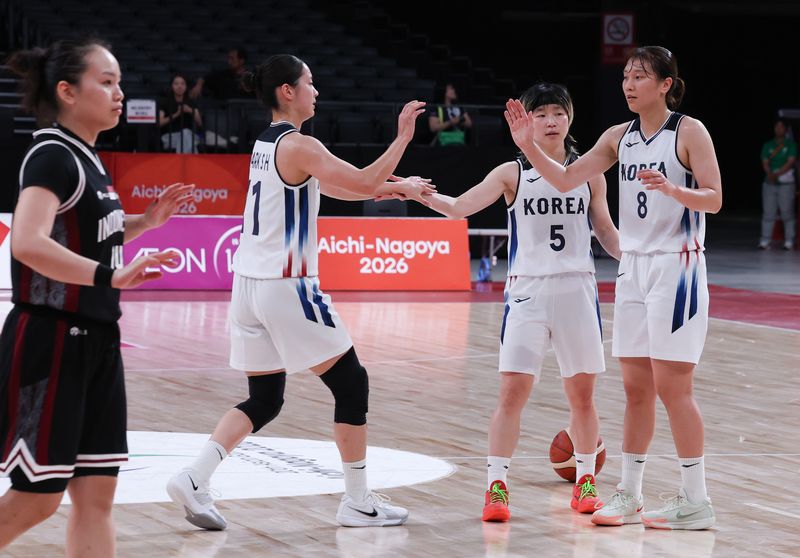 24일 일본 나고야 아이치 인터내셔널 아레나에서 열린 2026 아이치·나고야 아시안게임 여자 농구 8강전 대한민국과 인도네시아의 경기, 101-58로 승리를 거둔 한국 선수들이 하이파이브를 하고 있다. 뉴스1