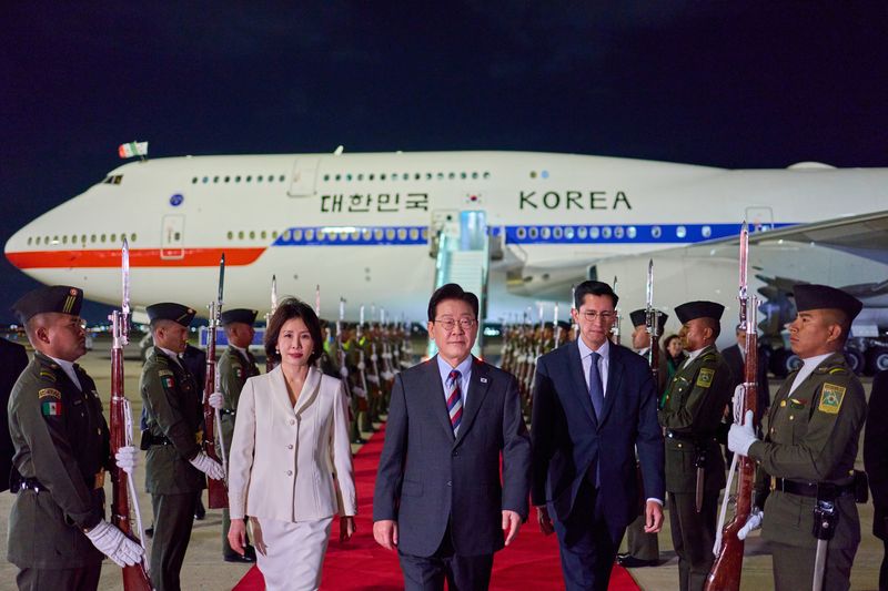 이재명 대통령과 김혜경 여사가 23일(현지시간) 멕시코 펠리페 앙헬레스 국제공항에 도착해 환영을 받으며 이동하고 있다. 뉴시스