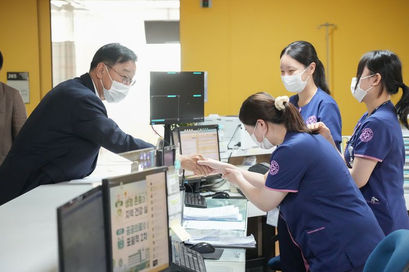 위성곤 제주특별자치도지사가 24일 서귀포의료원 간호사실에서 추석 연휴 근무 의료진과 인사를 나누고 있다. 위 지사는 응급실과 인공신장실, 병동을 찾아 연휴 진료 상황과 현장 애로사항을 확인했다. 사진=제주특별자치도 제공