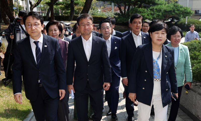 한병도 더불어민주당 원내대표, 서영교 국회 법사위원장 등 더불어민주당 국회의원들이 23일 서울 서초구 대법원에서 조희대 대법원장의 재제청 거부 관련 항의 방문하고 있다. 2026.9.23 ⓒ 뉴스1 김명섭 기자