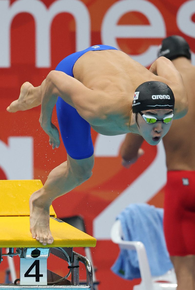 24일(현지 시간) 오전 일본 도쿄도 고토구 도쿄아쿠아틱스센터에서 열린 2026 아이치·나고야 아시안게임 경영 남자 자유형 계영 400m 예선에서 김우민이 출발 하고 있다. 뉴시스