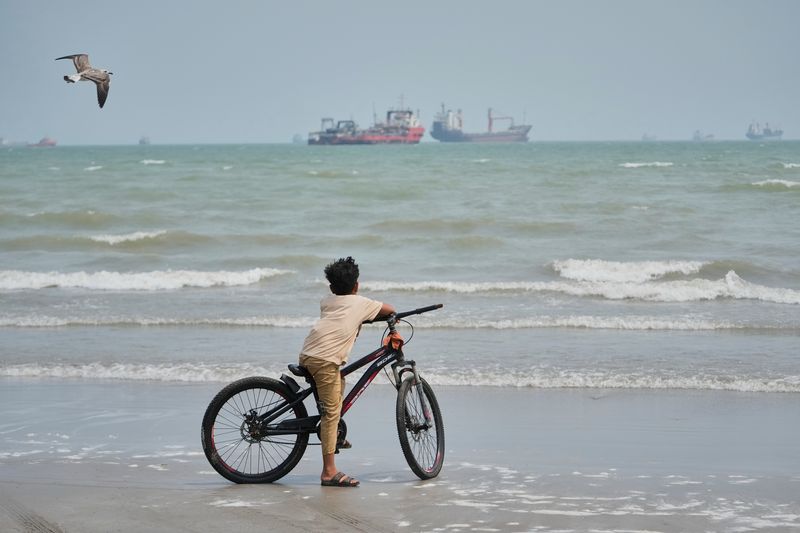 미국과 이란 간 종전 협상이 교착 상태를 보이면서 국제 유가가 9월 30일(현지시간) 하루 만에 반등했다. 이란 반다르아바스 호르무즈 히협 연안에서 9월 7일 한 소년이 해변에서 자전거를 타고 있다. AP 연합