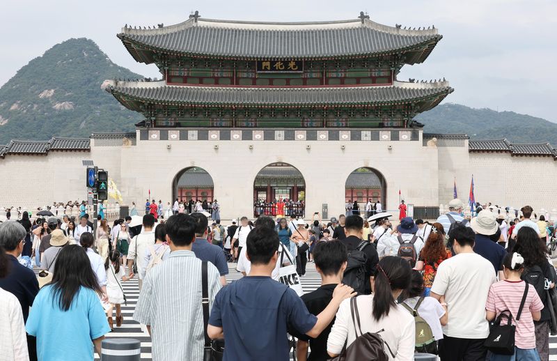 추석 연휴 첫날인 24일 시민과 외국인 관광객들이 서울 경복궁으로 향하고 있다. 연합뉴스