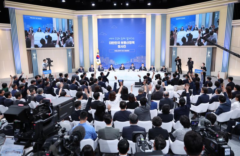 [서울=뉴시스] 이재명 대통령이 지난 7월23일 서울 여의도 KBS 별관에서 열린 부동산정책 국민 대토론회에서 참석자들의 질문을 받고 있다. (청와대통신사진기자단) bluesoda@newsis.com