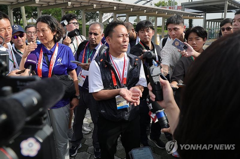 웰컴 세리머니 행사지연 관련 설명하는 조직위 관계자. 연합뉴스