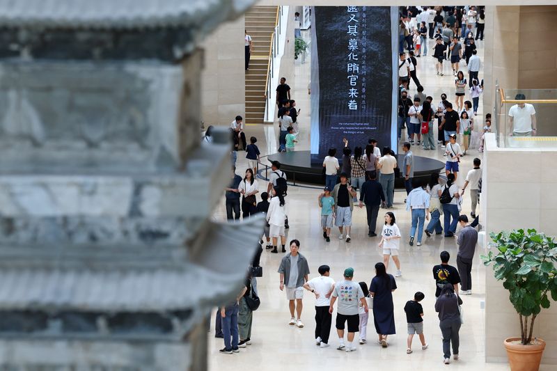 추석 연휴 첫날인 지난달 24일 서울 용산구 국립중앙박물관이 관람객들로 북적이고 있다. 뉴시스