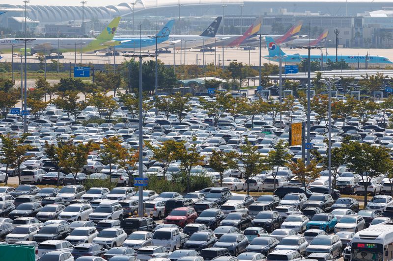 추석 연휴 첫날을 맞은 지난 24일 인천국제공항 제2여객터미널 장기주차장이 여객들의 차량으로 가득 차 있다. 인천국제공항공사 제공