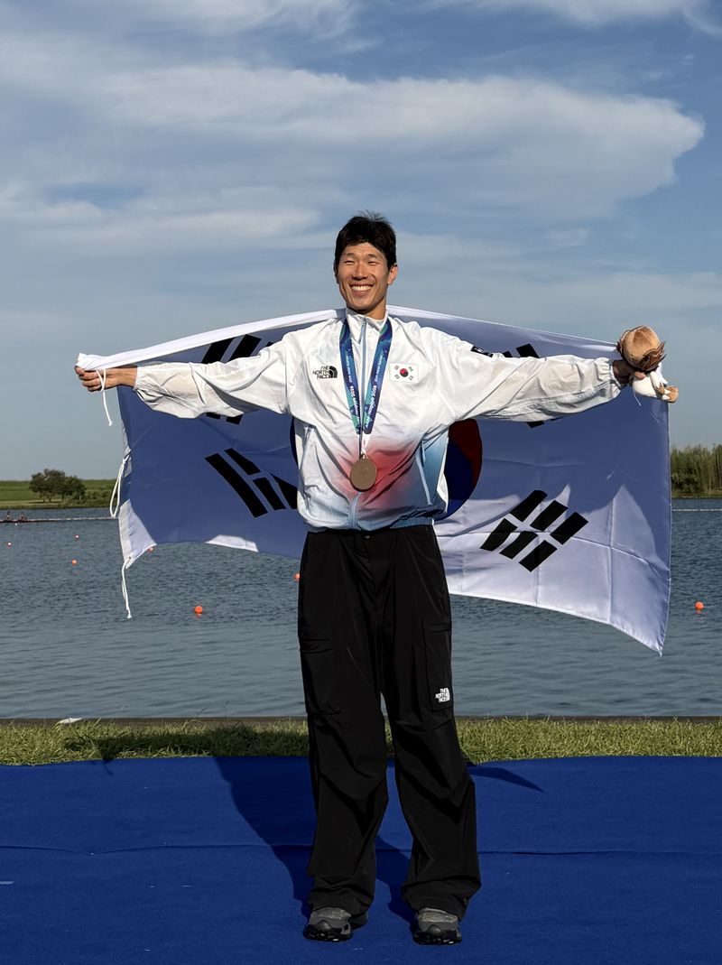 박현수이 24일 일본 기후현 나가라가와 국제 레가타 코스에서 열린 2026 아이치·나고야 아시안게임 조정 경량급 남자 싱글스컬 결승(파이널 A)에서 6분 53초 35의 기록으로 동메달을 차지한 뒤 메달을 목에 걸고 기뻐하고 있다. 연합뉴스