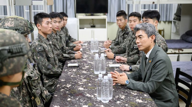 [서울=뉴시스] 강신철 국방부 장관이 24일 추석 연휴를 맞아 중동부전선 최전방 육군 제7보병사단을 방문해 장병들과 간담회를 하고 있다. (사진=국방부 제공) 2026.09.24. photo@newsis.com *재판매 및 DB 금지 <저작권자ⓒ 공감언론 뉴시스통신사. 무단전재-재배포 금지.> /사진=뉴시스화상