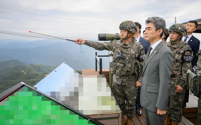 강신철 국방부 장관이 24일 추석 연휴를 맞아 중동부전선 최전방 육군 제7보병사단을 방문해 군사대비태세를 점검하고 있다. 국방부 제공