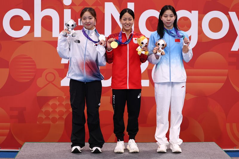 24일 도쿄 아쿠아틱스 센터에서 열린 2026 아이치·나고야 아시안게임 수영 여자 200m 평영 결승에서 2분22초69의 기록으로 은메달을 획득한 한국 박시은이 메달을 들어보이고 있다. 연합뉴스