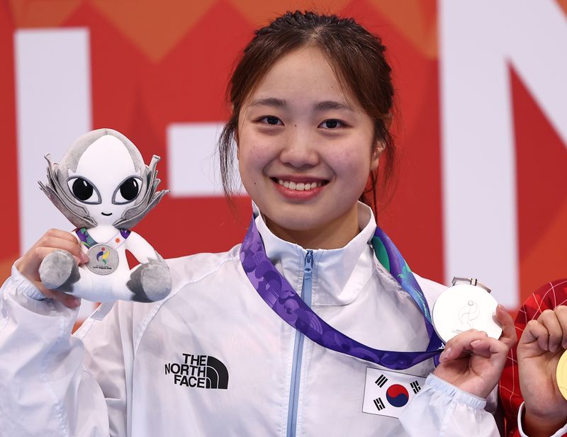 24일 도쿄 아쿠아틱스 센터에서 열린 2026 아이치·나고야 아시안게임 수영 여자 200m 평영 결승에서 2분22초69의 기록으로 은메달을 획득한 한국 박시은이 메달을 들어보이고 있다. 연합뉴스