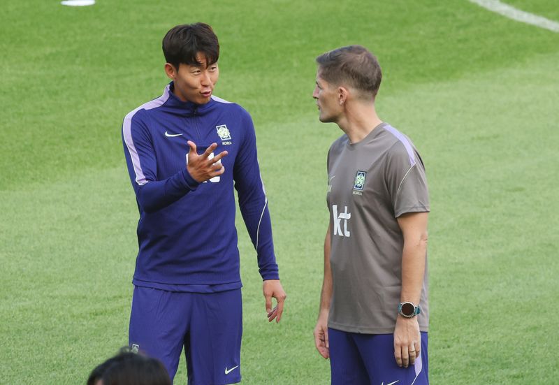 로베르트 모레노 한국 축구대표팀 감독과 손흥민. ⓒ 뉴스1 김영운 기자